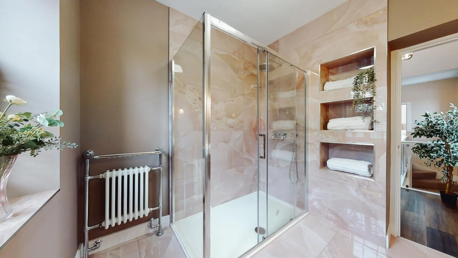 Villa Hotel Feel Celebrity Style - 6 Parking Spaces - Pet Friendly - Very Private Cardiff