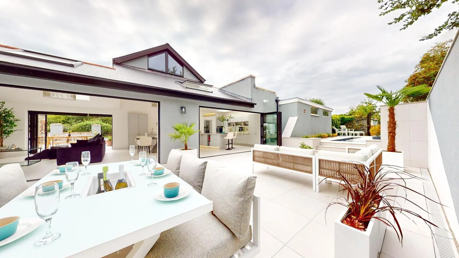 Hotel Feel Celebrity Style - 6 Parking Spaces - Pet Friendly - Very Private Cardiff 0*,  United Kingdom