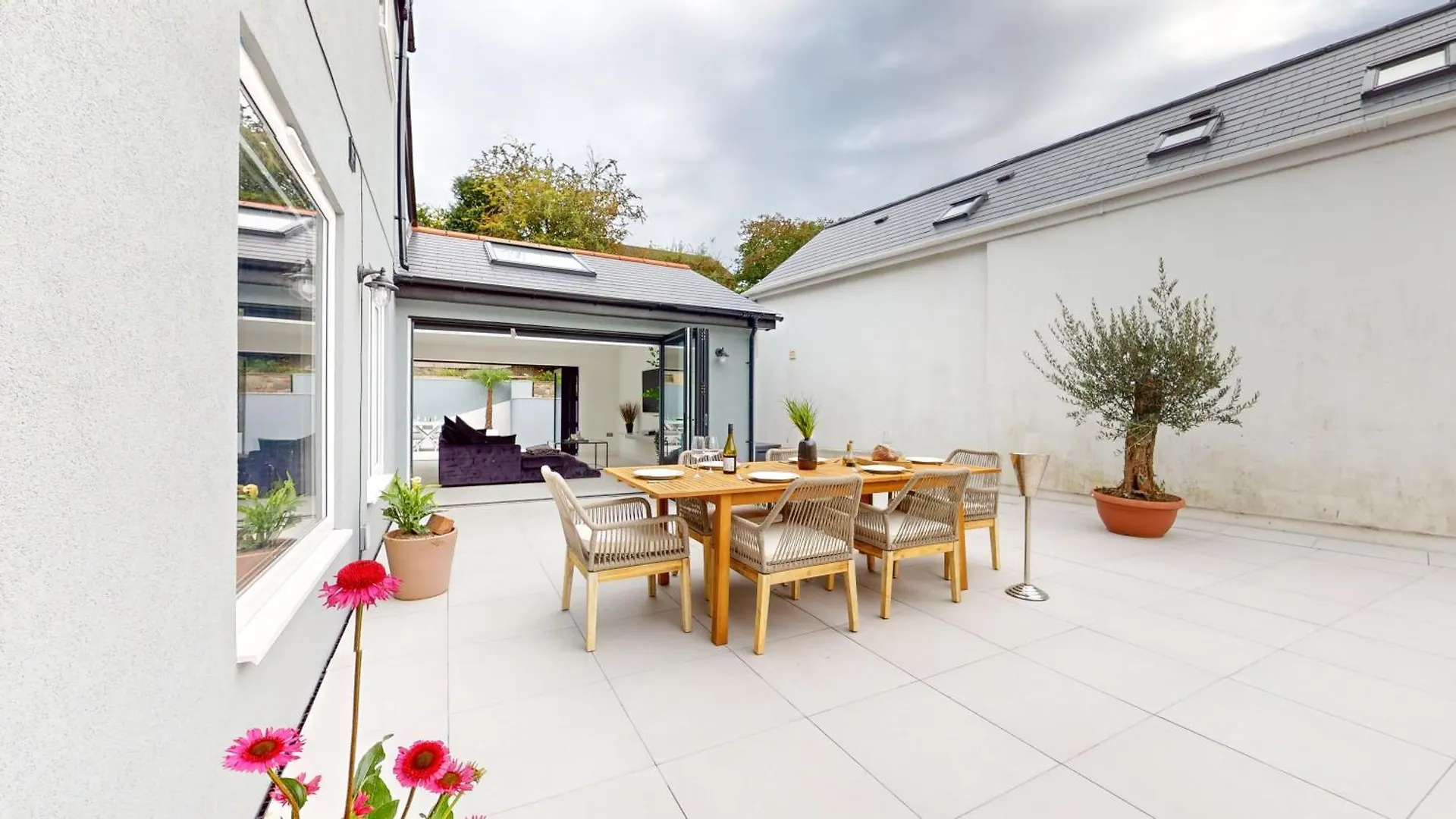 Hotel Feel Celebrity Style - 6 Parking Spaces - Pet Friendly - Very Private Cardiff Villa