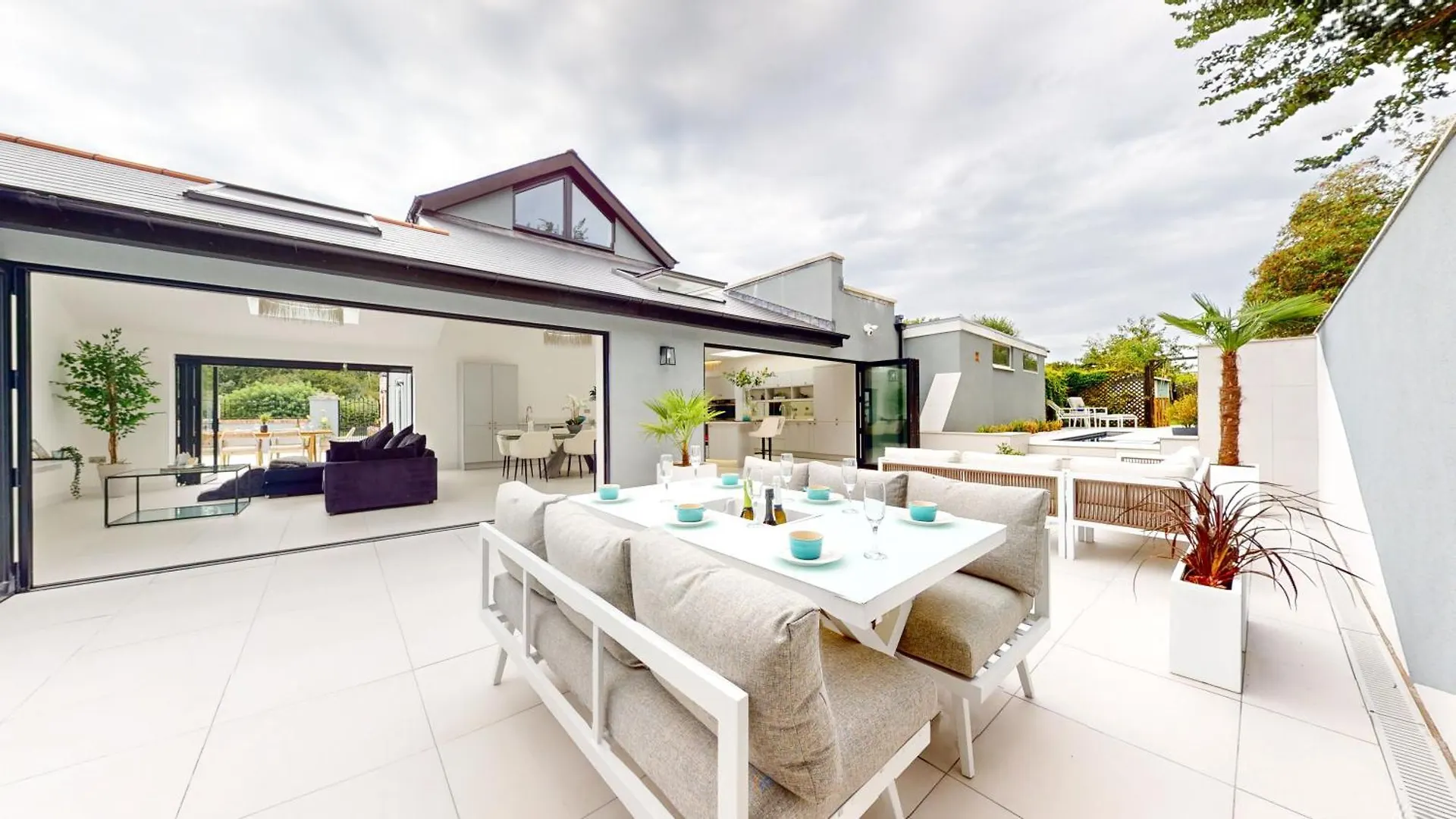 Villa Hotel Feel Celebrity Style - 6 Parking Spaces - Pet Friendly - Very Private Cardiff United Kingdom