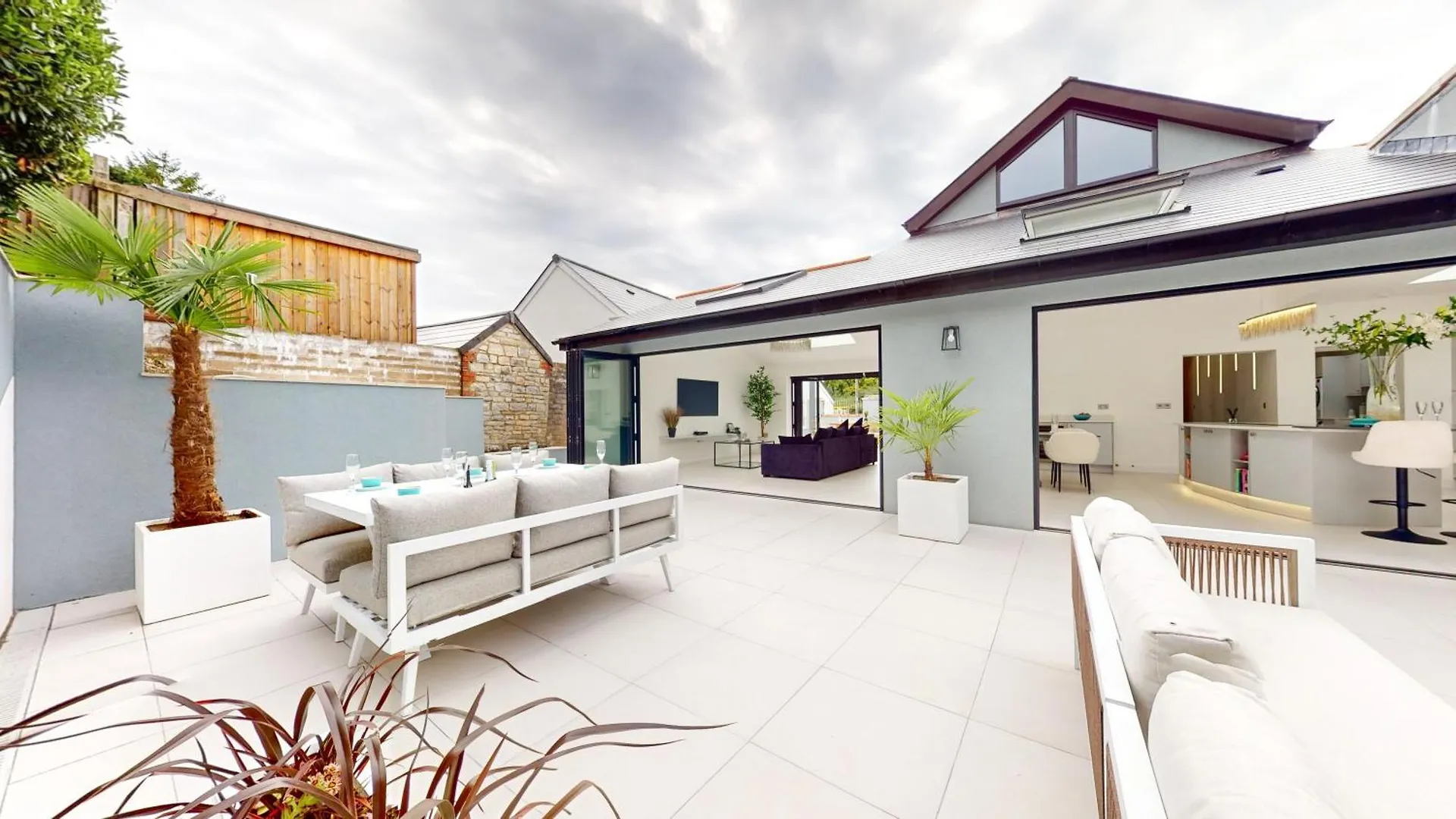 Villa Hotel Feel Celebrity Style - 6 Parking Spaces - Pet Friendly - Very Private Cardiff