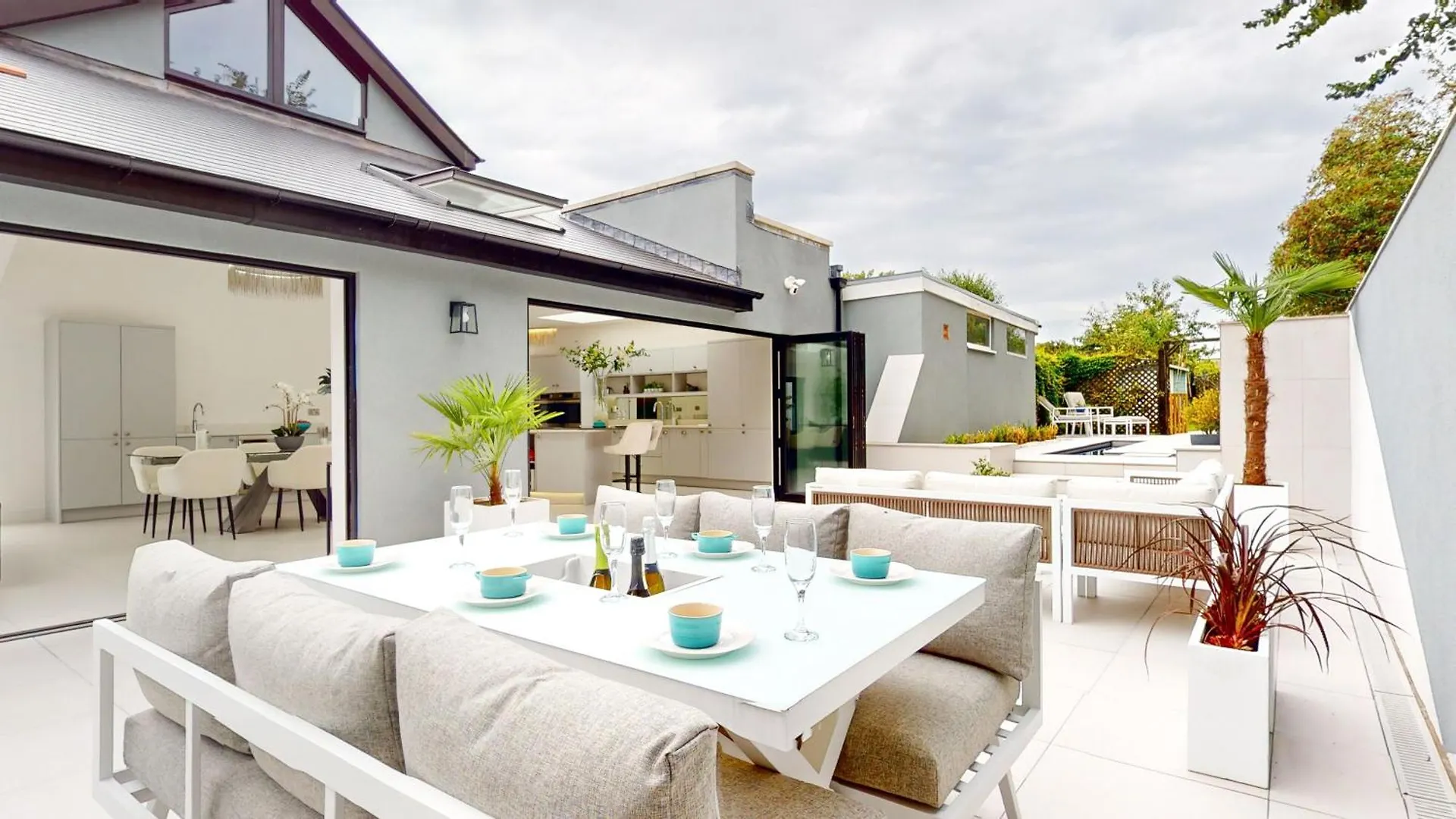 Hotel Feel Celebrity Style - 6 Parking Spaces - Pet Friendly - Very Private Cardiff 0*,  United Kingdom